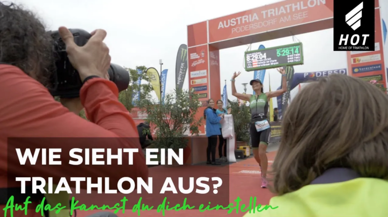 Alle Triathlon Distanzen im Überblick. Triathletin läuft ins Ziel und wird dabei fotografiert.