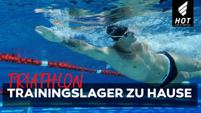 Schwimmer Unterwasser zu sehen. Darunter der Titel "Triathlon Trainingslager zu Hause".