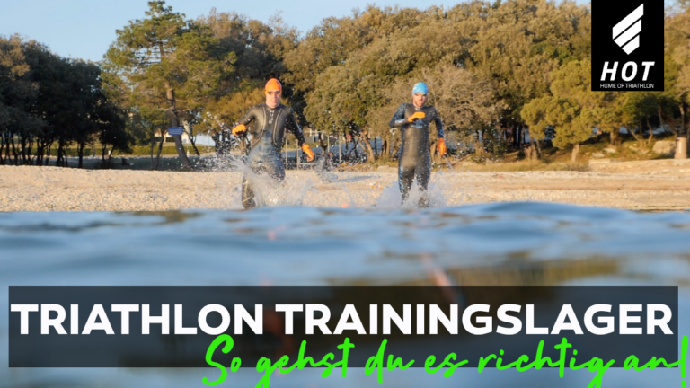 Zwei Athleten laufen in's Meer. Darunter der Titel "Triathlon Trainingslager. So gehst du es richtig an!".