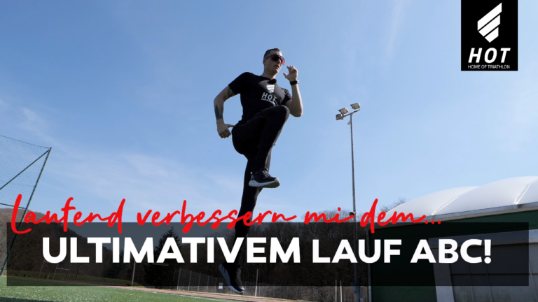 Triathlontrainer Alexander Gräf bei einer Technikübung zu sehen. Darunter der Titel "Laufend verbessern mit dem Ultimaten Lauf ABC!".