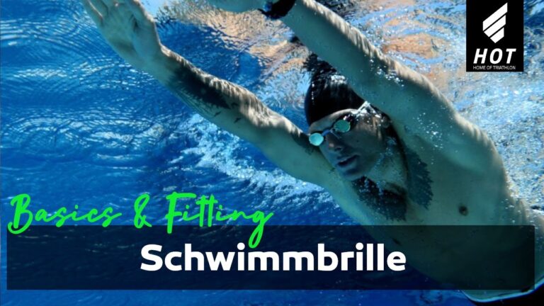Ein Schwimmer schwimmt im Pool und ist Unterwasser zu sehen.